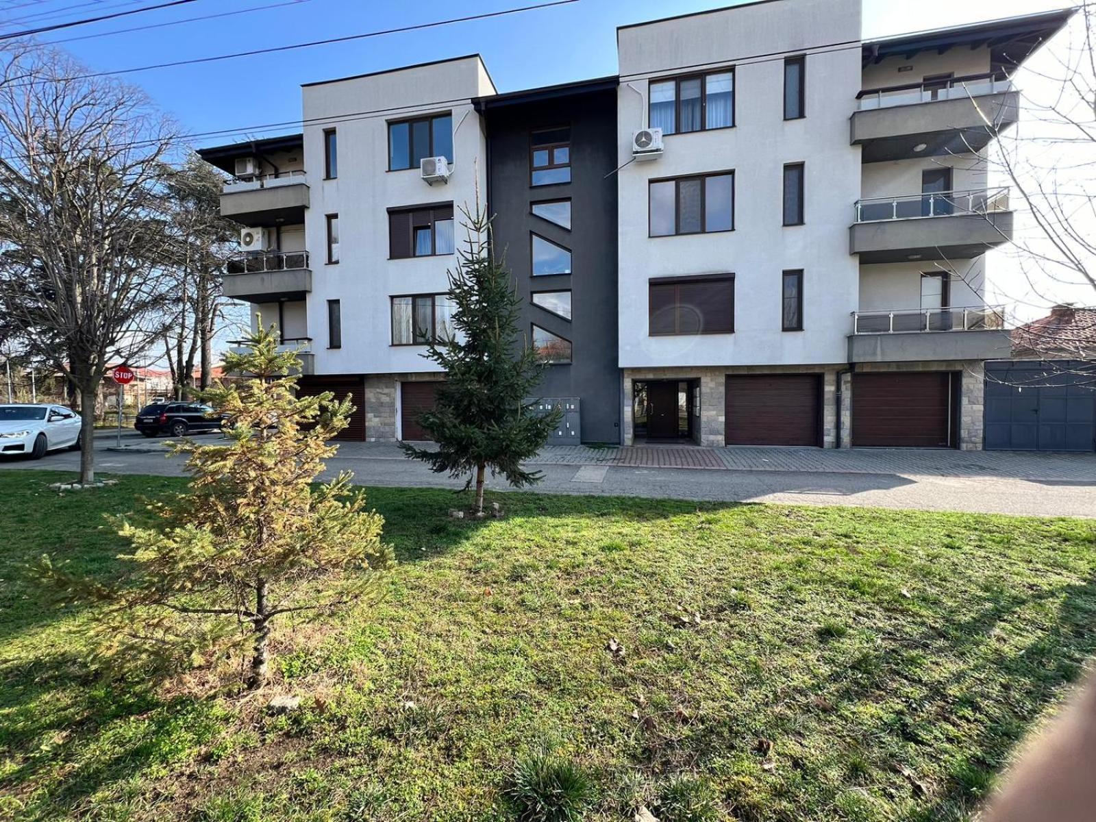 Kazanlak Large Guest House Apartment Near The Center With Full Kitchen & Dining Room, King Beds, Garden Patio, Free Parking & Self Check-In Exterior foto