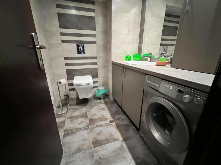 Kazanlak Large Guest House Apartment Near The Center With Full Kitchen & Dining Room, King Beds, Garden Patio, Free Parking & Self Check-In Exterior foto
