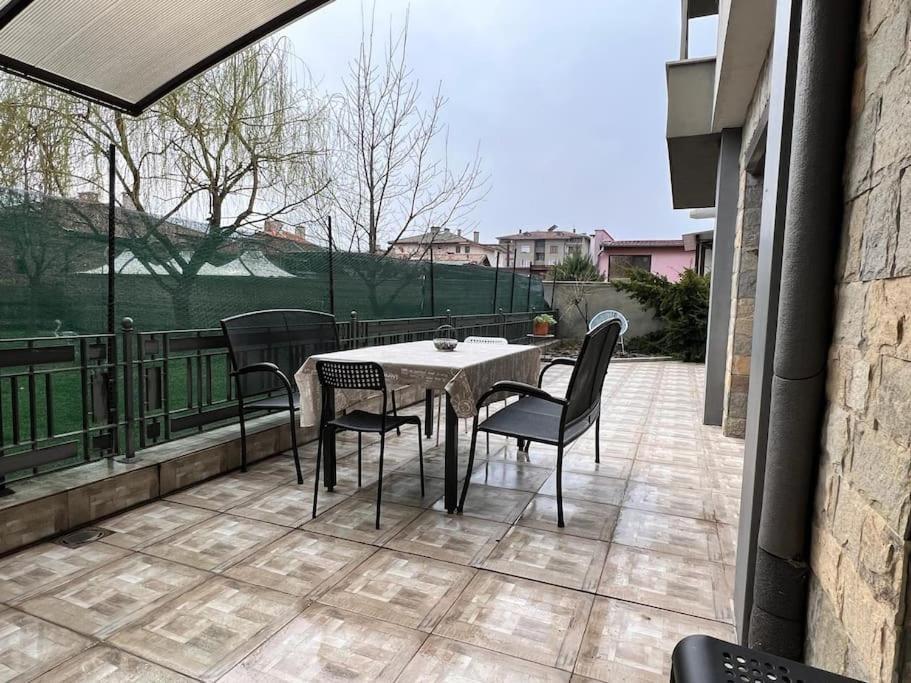 Kazanlak Large Guest House Apartment Near The Center With Full Kitchen & Dining Room, King Beds, Garden Patio, Free Parking & Self Check-In Exterior foto